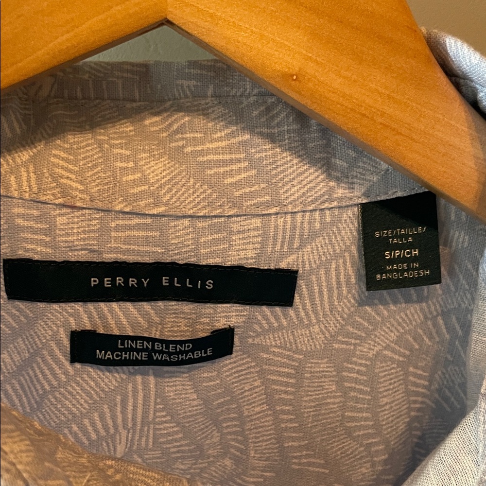 Perry Ellis Blue and White Short Sleeve Linen Blend Button down Size small - Picture 2 of 7